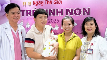 Kỳ tích tại Bệnh viện Hùng Vương: Cứu sống bé gái sinh non 23 tuần, nặng 640 gram