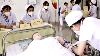 Tìm 'chiếc áo hành chính' hợp lý cho ngành y