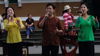 Khách nước ngoài thích thú với giai điệu dân tộc Việt ở Bưu điện TP.HCM