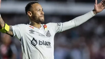 Fan lo lắng khi Neymar phớt lờ cảnh báo của bác sĩ