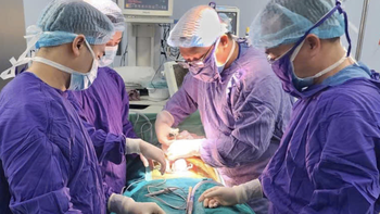 Đá bóng bị ngã, nam thanh niên mất một bên tinh hoàn vì chần chừ đi khám