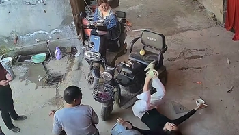 Cô gái ngã chổng vó nhưng tô cơm vẫn còn nguyên