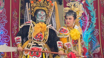 Đông nghẹt khán giả coi hát bội sáng Chủ nhật ở khu vực đền thờ vua Hùng, Thảo cầm viên