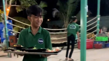 Khi chủ quán dặn nhân viên gặp khách là phải tươi cười