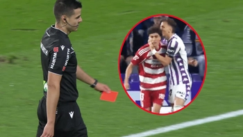 Bị đối thủ hôn giữa sân, cầu thủ La Liga tung cú đấm rồi nhận thẻ đỏ trực tiếp