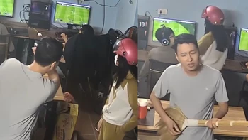 Ngồi chơi game bị mẹ bắt quả tang vì chủ tiệm 'báo quá báo'