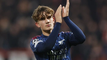 ‘Thần đồng’ hơn 15 tuổi của Arsenal lập kỷ lục ở Champions League