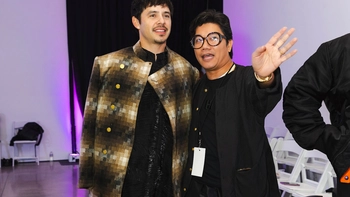 David Archuleta xúc động khi được mặc áo dài Việt Nam