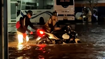Cố lái xe qua đường ngập, hai thanh niên nẹt pô vẫn bị chết máy