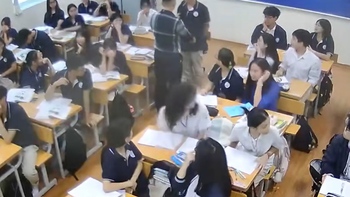 Thầy giáo có màn kịch chúc mừng sinh nhật khiến học trò hết hồn