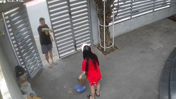 Vợ đang quét sân không dám cãi một lời khi 'chồng gia chưởng'