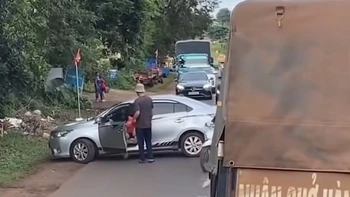 Ô tô chắn ngang đường, cô gái phải nhờ tài xế xe tải quay đầu giúp