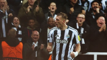 Dan Burn của Newcastle gây sốt với siêu phẩm bằng đầu ở Champions League