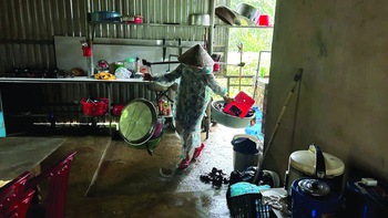 Mẹ quê và những cơn mưa "dội bùn"
