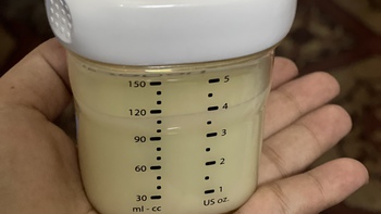 Sữa mẹ không phải thực phẩm đơn thuần mà tiềm ẩn mầm bệnh nếu vắt, trữ không đúng