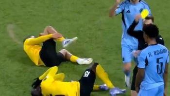 Cầu thủ 'ăn vạ', tố trọng tài đánh mình