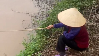 Cụ bà tiết lộ bí quyết khi đi câu cá ở mương