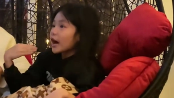 Bé gái phản biện với cô về bài văn miêu tả bố