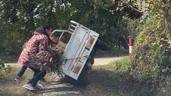 Màn giúp tài xế xe ba gác đi vào lùm cây