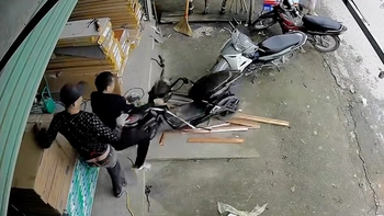 Chàng trai ngơ ngác bật ngửa khi bị xe máy điện không người lái tông