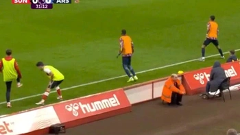 Sunderland dùng 'mánh lới' đối phó tuyệt chiêu ném biên xa của Arsenal