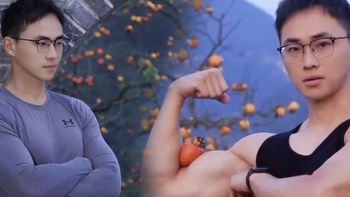 Cán bộ thôn lấy bắp tay kẹp quả hồng để quảng cáo giúp nông dân