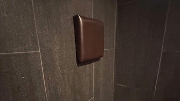 Ảnh vui 1-12: Tại sao chiếc gối đệm lại được đặt trên tường cao?