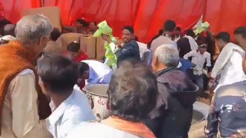 Đám cưới nháo nhào vì tranh nhau mấy... bịch snack