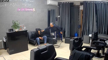 Thanh niên ngồi ghế gục đầu ngủ say như chết khiến cụ ông hú hồn