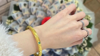 Trộm vàng của bạn gái để mua quà tặng kỷ niệm một năm yêu nhau