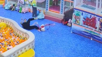 Thanh niên ngã lộn nhào vì thích trở về 'tuổi thơ dữ dội'