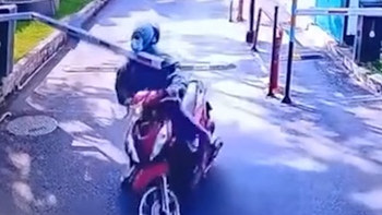 Cô gái tông gãy barie một cách khó hiểu