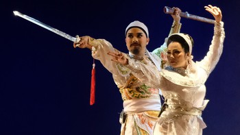 Coi hát bội tại chợ Bình Tây, coi người trẻ trong vở Hiền thần