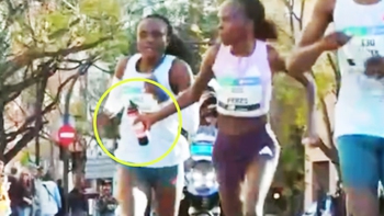 Runner vuột chiến thắng giải marathon sau hành động đẹp