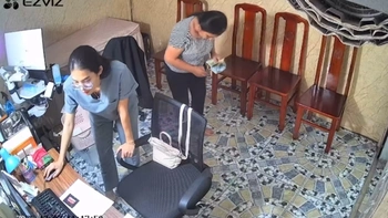 Tờ 100k rơi trước mặt, người phụ nữ tìm hoài vẫn không thấy