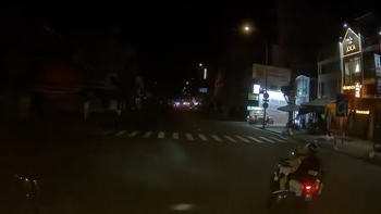 Tài xế bóp còi nhạc 'cây kim may đồ' lúc 1 giờ sáng bị cảnh sát tuýt còi