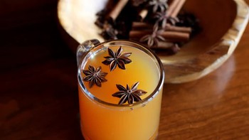 Có nên dùng rượu nóng pha mật ong để chữa cảm lạnh?