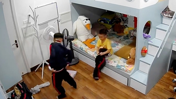 Đề phòng mẹ cho ăn roi, bé trai mặc 6 cái quần để đỡ đau