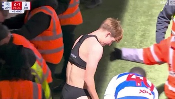 Kieran Morgan bị đồng đội tụt quần khi đang ăn mừng bàn thắng