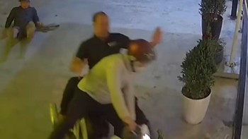 Hai thanh niên ngã dập mông trước pha bốc đầu xe máy của bạn thân