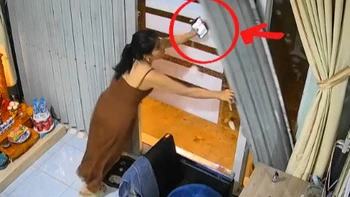 Cô gái làm sập cửa sắt vẫn quyết tâm không buông điện thoại