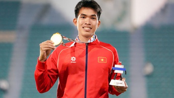 Chiếc huy chương vàng bất ngờ từ… hố cát