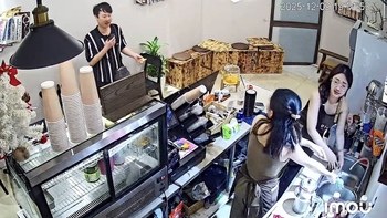 Nữ nhân viên hú hồn khi thấy khách vào quán