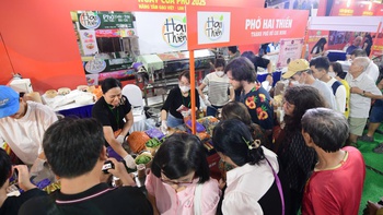 50.000 lượt khách đổ về trong ngày đầu ăn phở, thanh toán không tiền mặt lên ngôi