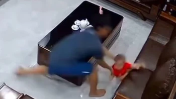 Bố phản xạ như siêu nhân giúp con trai thoát cú ngã đau