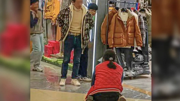 Trung Quốc: Vợ quỳ gối xin chồng mua áo khoác hơn 1 triệu đồng