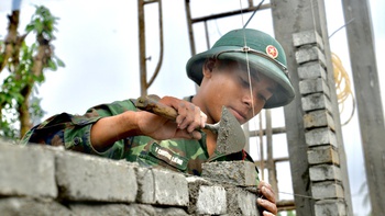 Bộ đội vào vai 'thợ đụng', thợ điện nước, thần tốc xây nhà cho dân vùng lũ