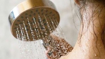 Tắm đêm muộn nguy cơ ảnh hưởng đến tim mạch và thần kinh, làm sao tránh rủi ro?