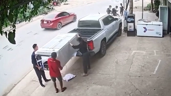 Màn vận chuyển tủ mát đi vào lòng đất