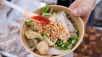 Đến Ngày của Phở ăn xong còn thèm, mua thêm phở tươi, phở khô về nhà